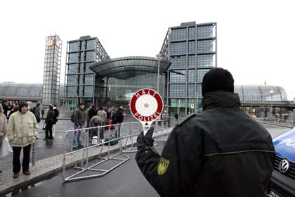 Polizeibeamter vor dem gesperrten Hauptbahnhof: Passagiere bei Wind und Wetter nach drauen geschickt